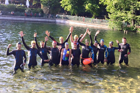Équipe de triathlon avec bouée de natation