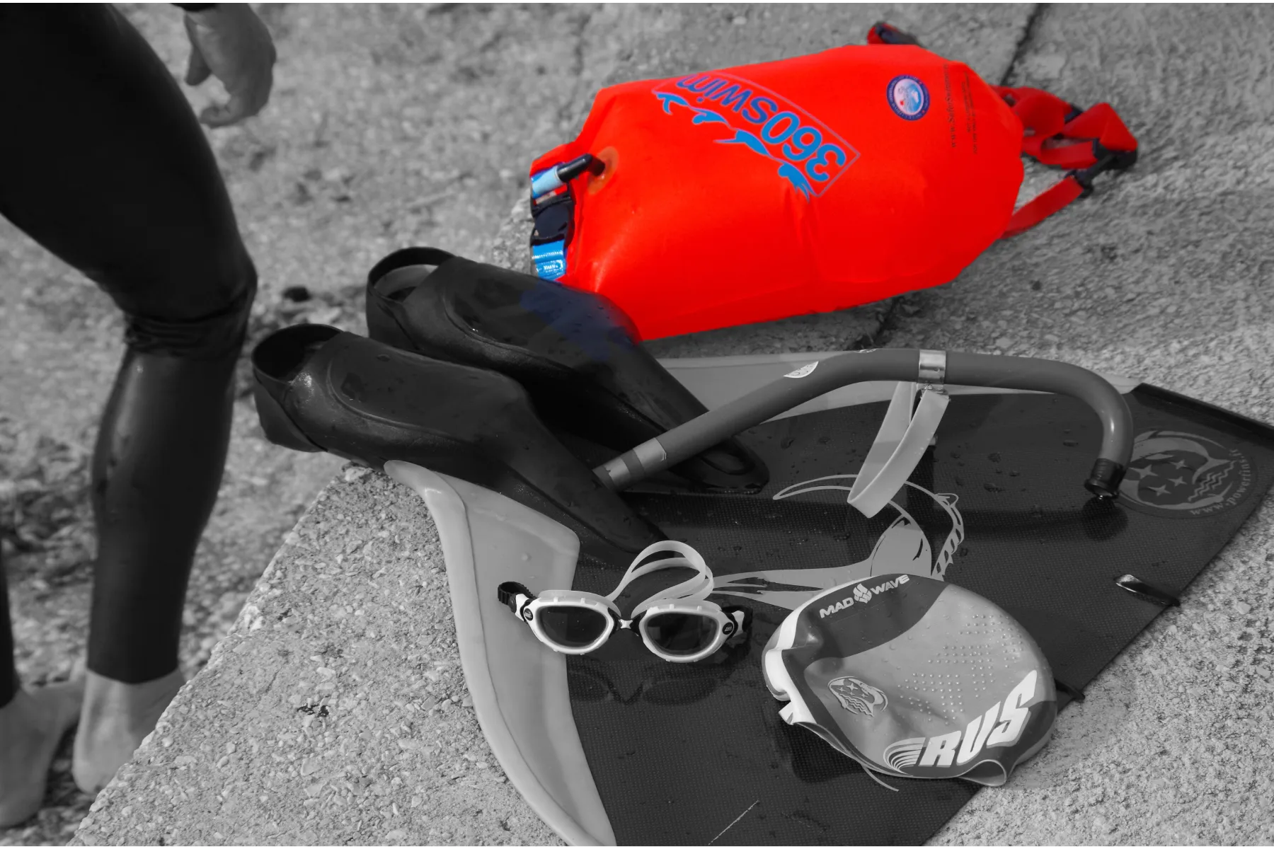 Bouée de natation orange vif sur fond noir et blanc