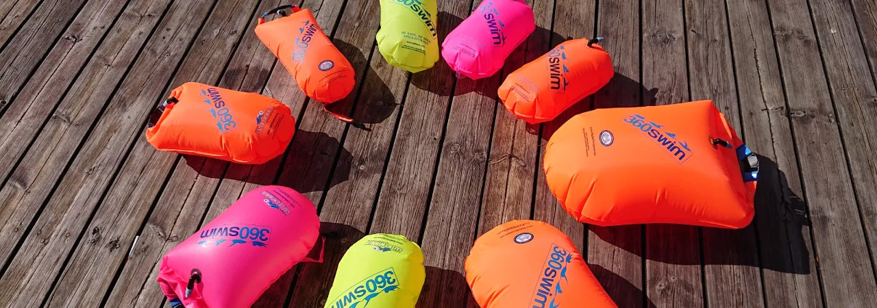 Bouées de natation roses, vertes et orange disposées en cercle