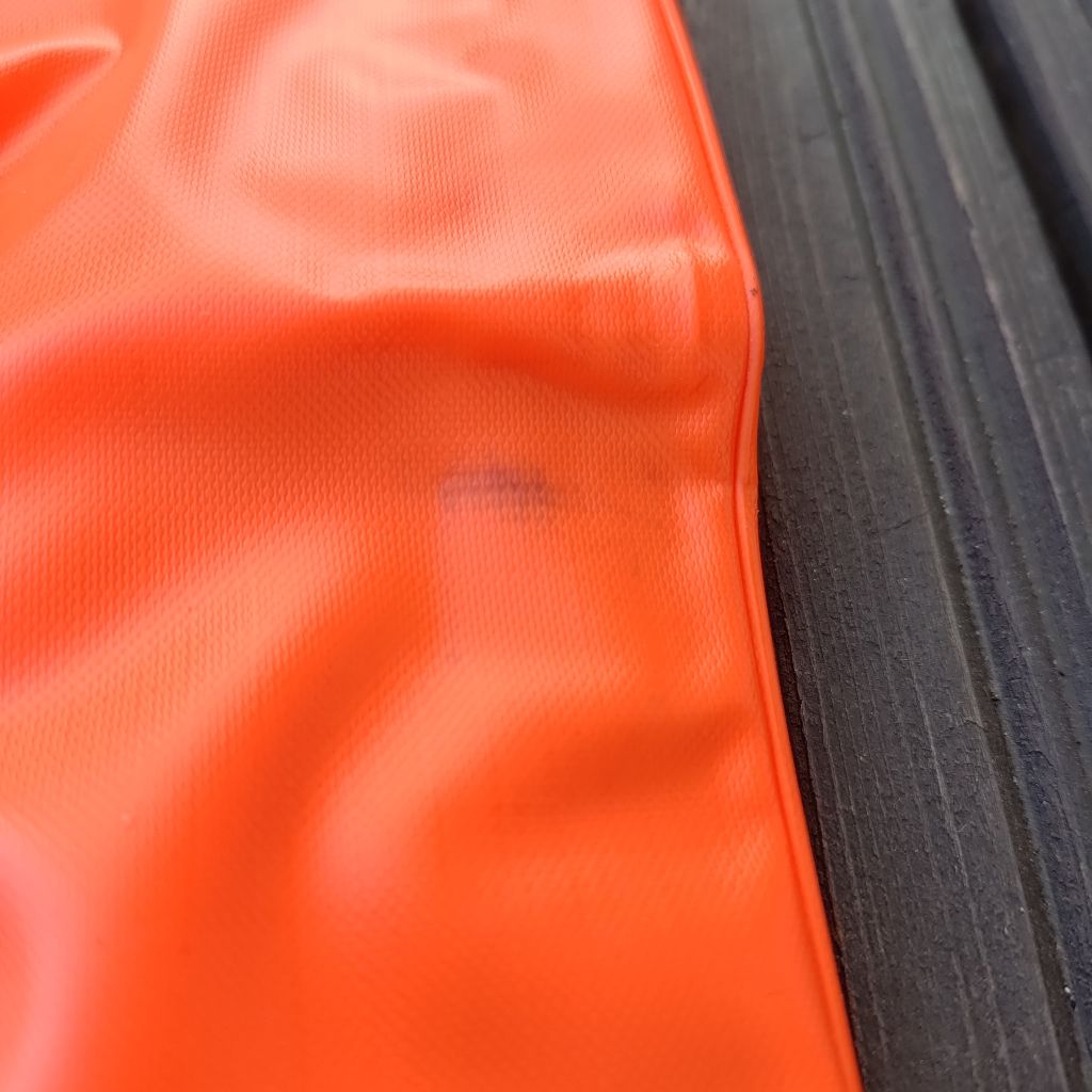 Große 360swim Schwimmboje mit dunklem Fleck - Schnäppchen