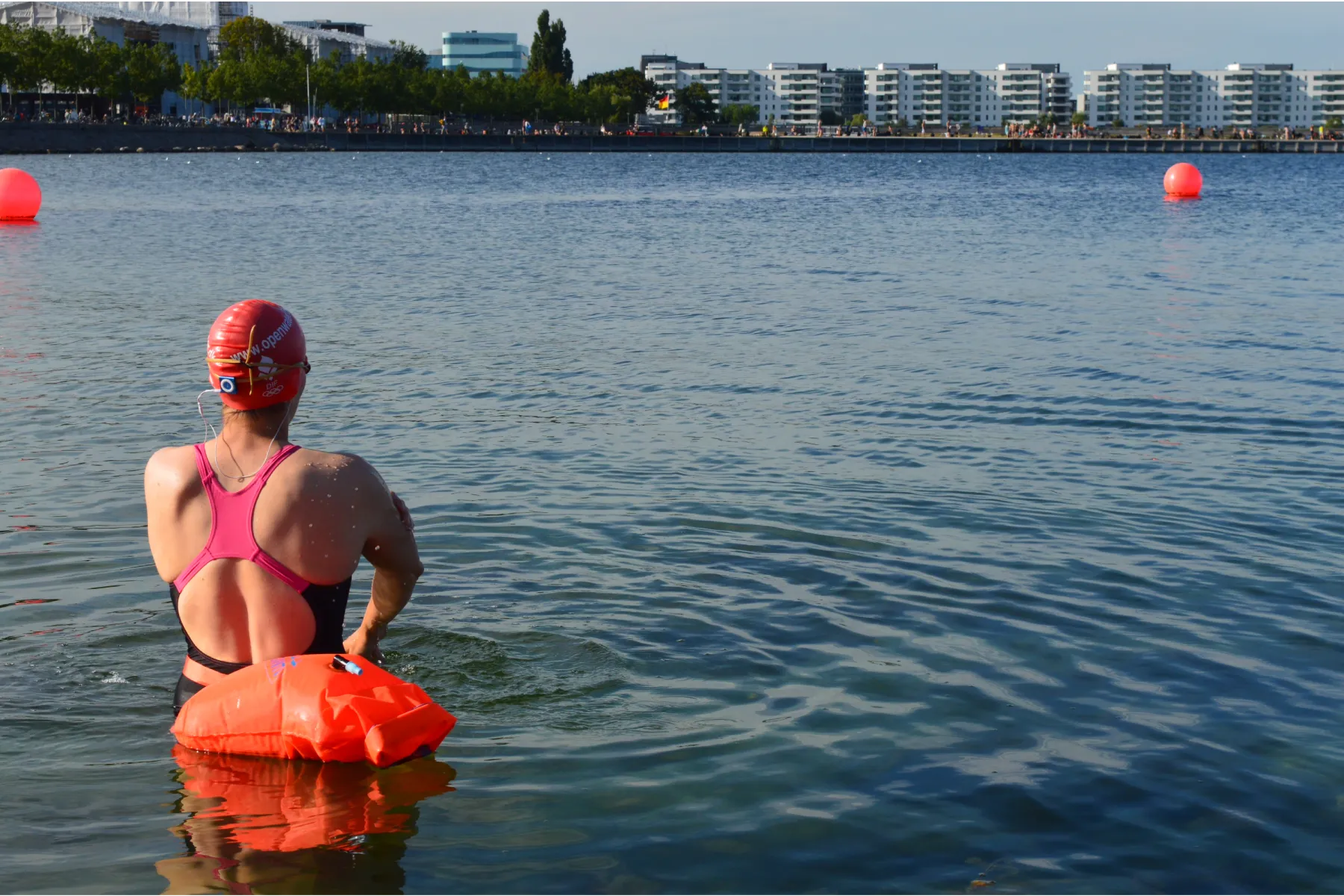 Natation urbaine avec des immeubles en arrière-plan
