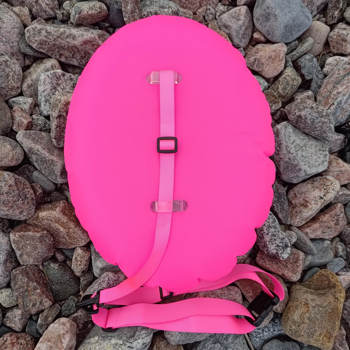 Vista posteriore della boa da nuoto 360swim Grab Bag Donut rosa che mostra il percorso della cintura addominale e la fibbia regolabile