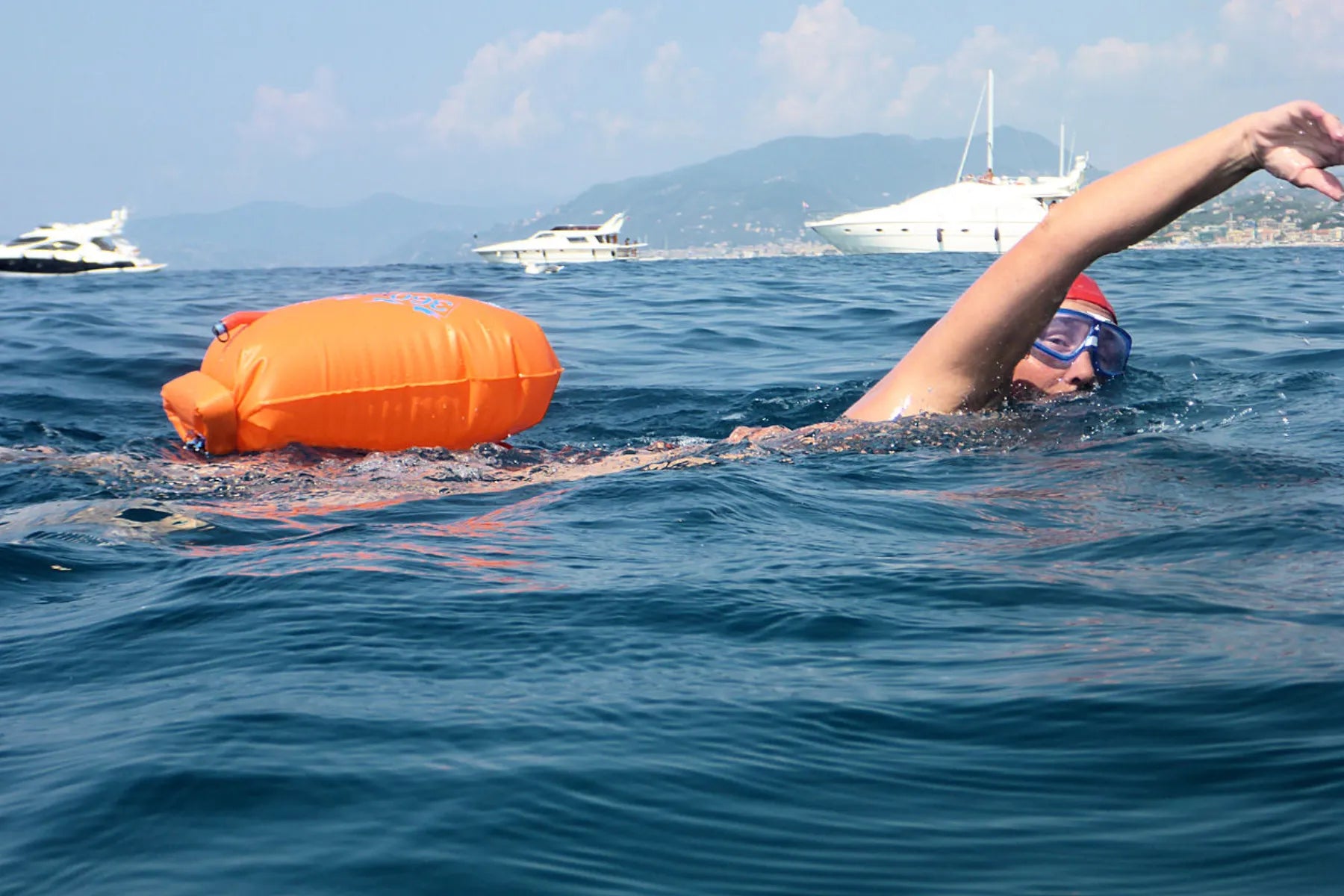 Navigation parmi les bateaux avec bouée orange à Sestri Levante, Italie