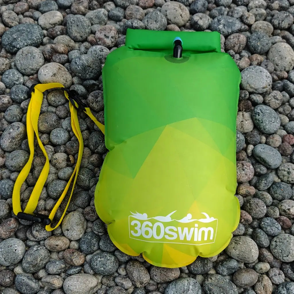 Vihreä-keltainen uimapoiju kuivapussilla Limeburst-kuosissa avovesiuintiin