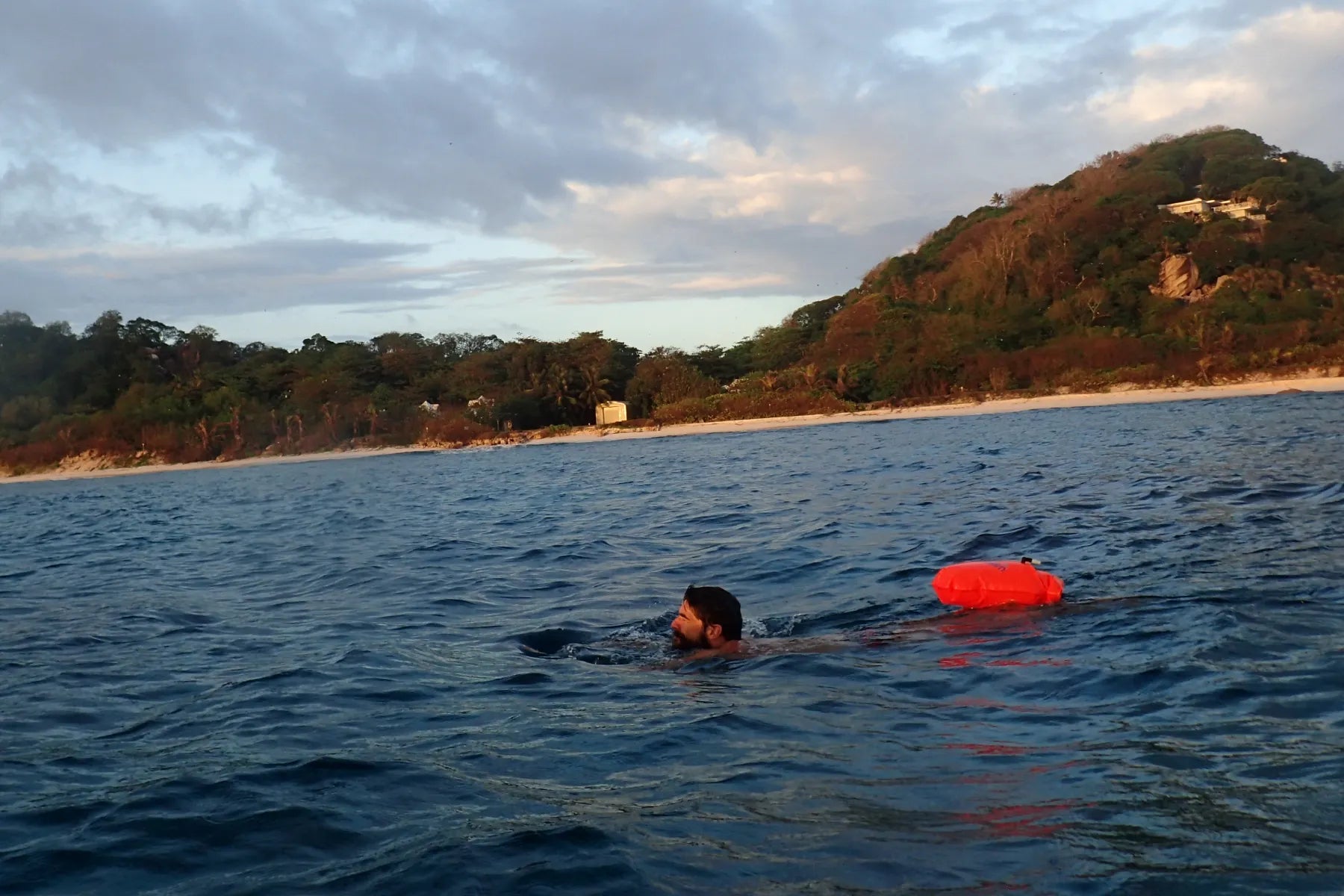 Nager en Méditerranée avec une bouée orange