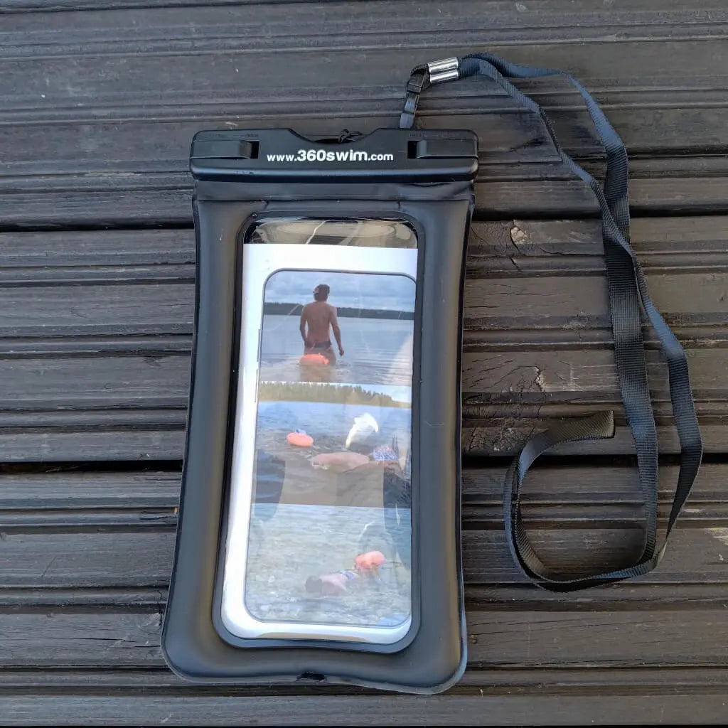 Funda negra para móvil diseñada para flotar en el agua