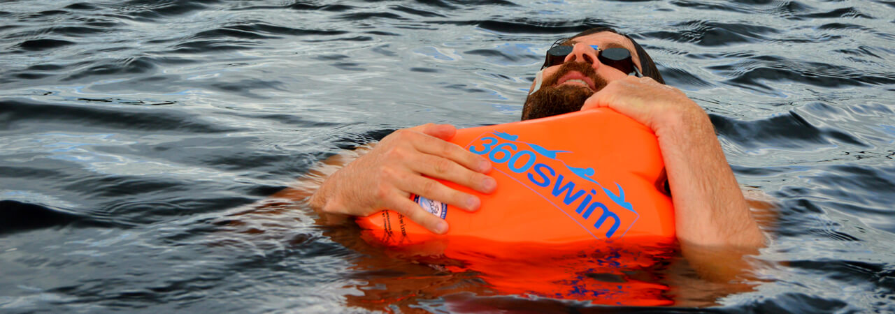 Repos en tenant une bouée orange