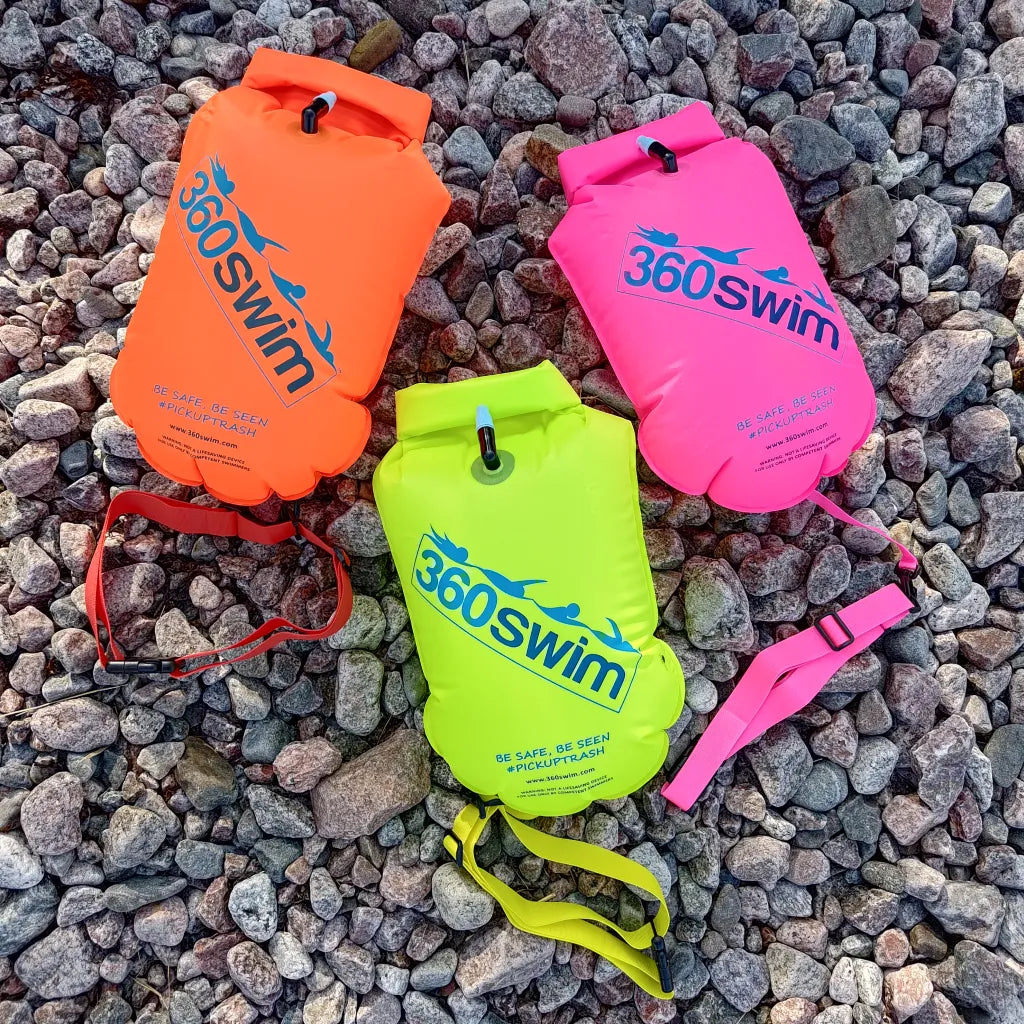 Bunte gut sichtbare Schwimmbojen