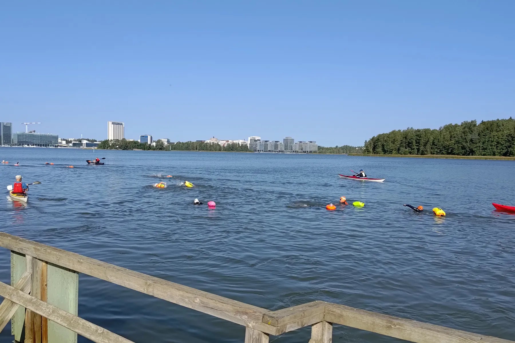 Natation en groupe à Helsinki avec des bouées colorées