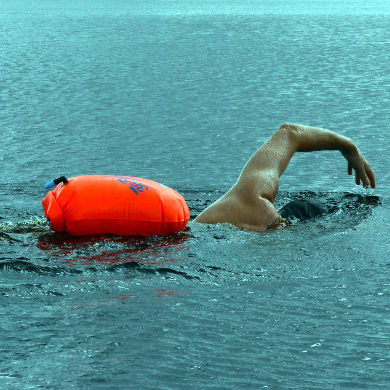 Soyez toujours visible - faites savoir au trafic maritime que vous êtes dans l'eau