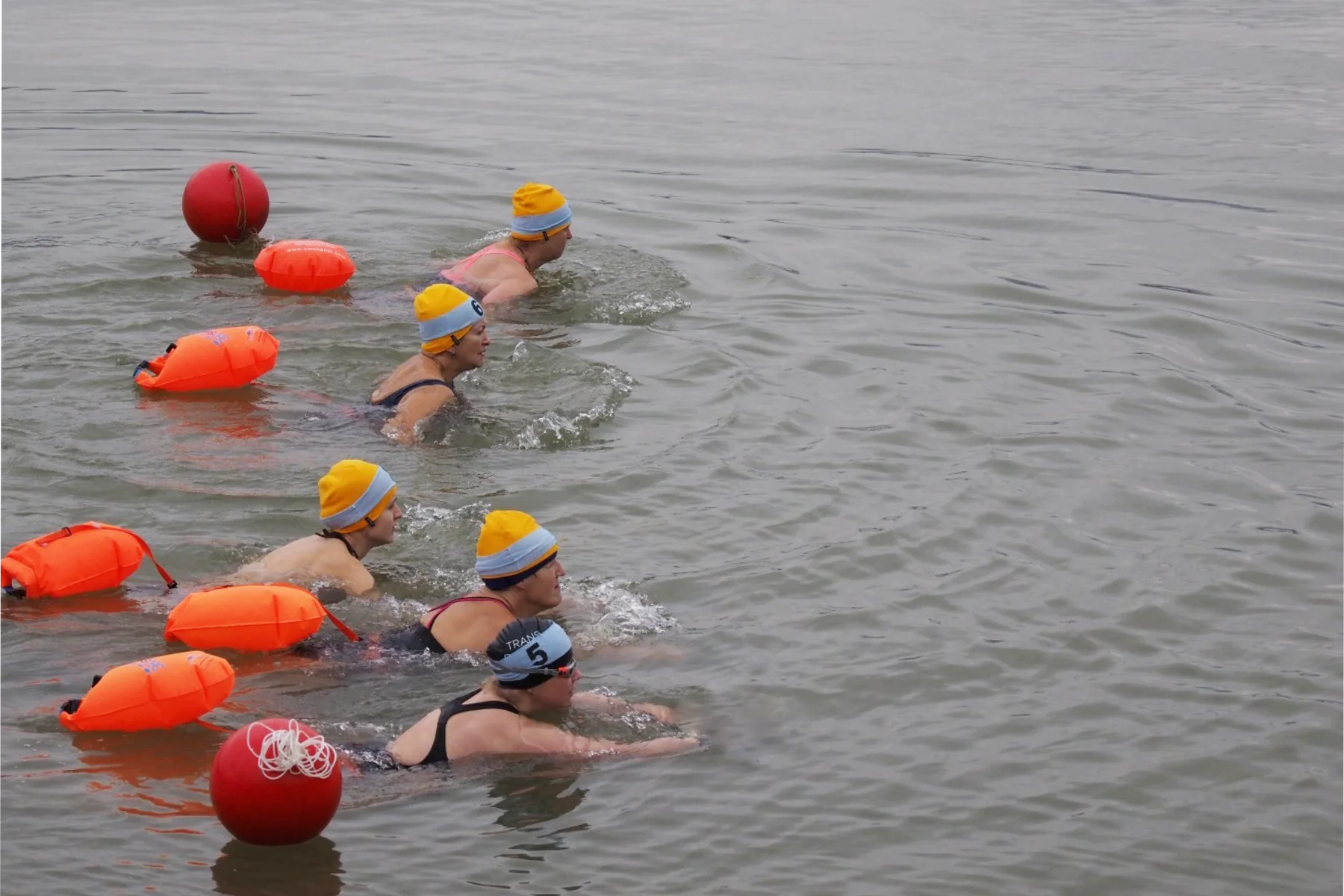 Compétition de natation hivernale avec bouées 360swim en Slovaquie