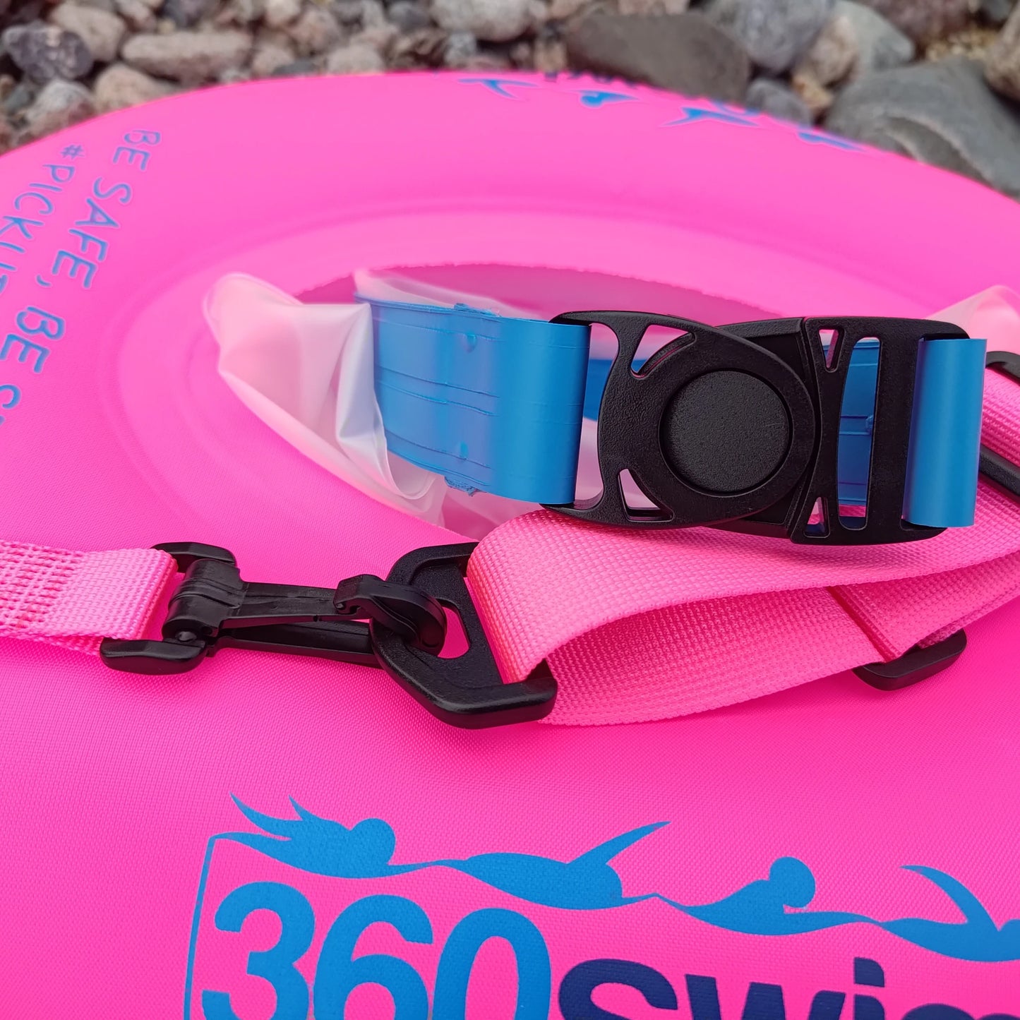 Primo piano della boa da nuoto Grab Bag Donut che mostra il gancio a sgancio rapido del vano asciutto e il moschettone per il fissaggio alla cintura addominale