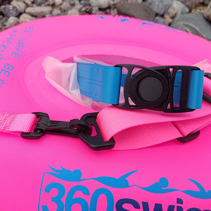 Primo piano della boa da nuoto Grab Bag Donut che mostra il gancio a sgancio rapido del vano asciutto e il moschettone per il fissaggio alla cintura addominale
