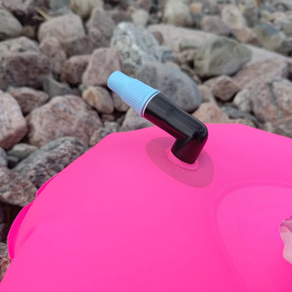 Primo piano della valvola di gonfiaggio della boa da nuoto 360swim Grab Bag Donut rosa
