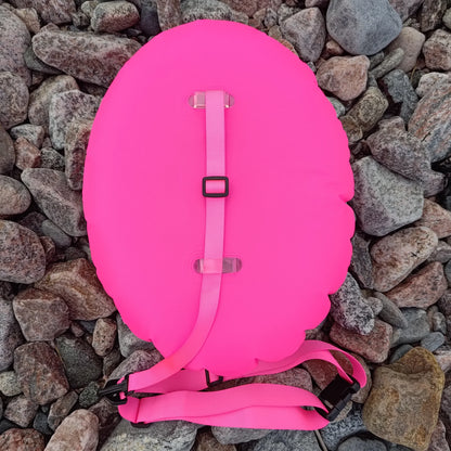 Vista posteriore della boa da nuoto 360swim Grab Bag Donut rosa che mostra il percorso della cintura addominale e la fibbia regolabile
