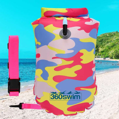 Bójka se suchým vakem Ultra Dazzle ve vzoru Urban Camo vyfocená na pláži pro plavce na otevřené vodě