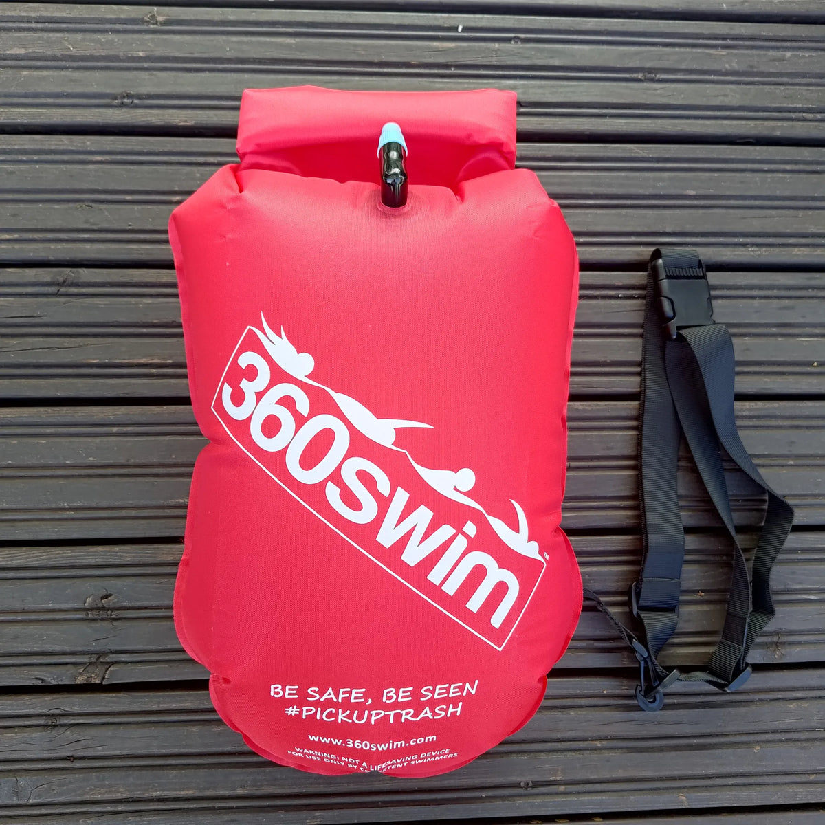 Boa Ultra rossa con sacco impermeabile, con logo 360swim e messaggio di sicurezza «Be Safe, Be Seen»