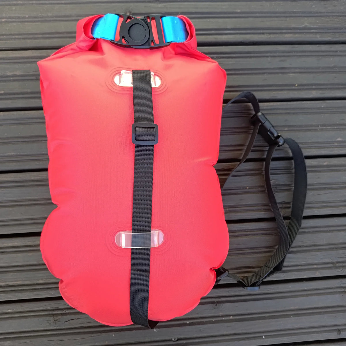 Boa Ultra rossa con sacco impermeabile, arrotolata e chiusa, pronta per il nuoto in acque libere
