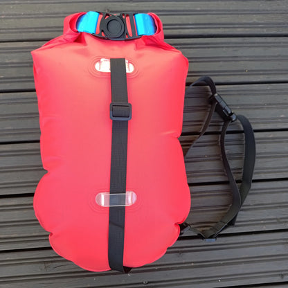 Boa Ultra rossa con sacco impermeabile, arrotolata e chiusa, pronta per il nuoto in acque libere